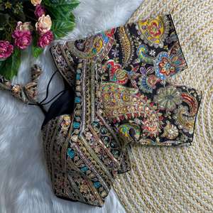 Chemisier en soie à col cœur richement orné |   Chemise de soirée brodée à manches courtes, rembourrée, de créateur |   Style Latkan à dos ouvert - Product Image 1