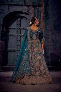 Último diseñador de terciopelo nupcial Lehenga Choli étnico indio traje de boda con piedras Jarkan pesadas completas para novias - Product Image 3