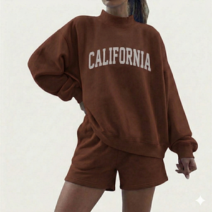 Haut de détente à col montant pour femme, associé à un ensemble de shorts doux coordonnés, offrant une coupe décontractée et un style contemporain - Product Image 1