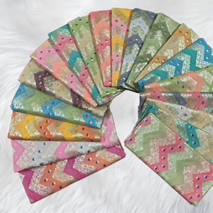 Tela Brocada Banarasi Jacquard Orgánica de Lujo, Tejida a Mano, con Impresión Intrincada y Trabajo Zari, 100% Seda, Ecológica, para Vestidos Medios - Product Image 1