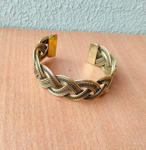 Brazalete Clásico de Acero Inoxidable Chapado en Oro de 18K, Textura Hueca, Resistente al Agua, Joyería Moderna y Elegante de HF CRAFTS - Product Image 5