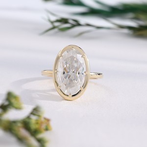 Anillo Solitario de Diamante Corte Ovalado en Oro Amarillo con Engaste de Seis Puntas y Diseño de Halo Oculto, Joyería de Lujo para Bodas para Mujer - Product Image 4