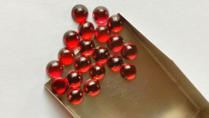 Vente en gros de pierres précieuses naturelles, grenat rouge du Mozambique, cabochon rond de 7 mm et 8 mm, dos plat, pierres précieuses en vrac pour la fabrication de bijoux - Product Image 4