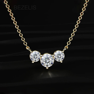 Impresionante Collar con Tres Diamantes Cultivados en Laboratorio con Corte Redondo Graduado en una Cadena de Oro Amarillo Fino - Product Image 4