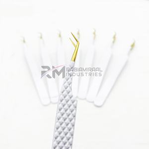 Pinzas para pestañas RMI de acero inoxidable con agarre de diamante, marca privada, punta curva de 45 grados, punta de oro de 24k y recubrimiento en polvo blanco. - Product Image 1