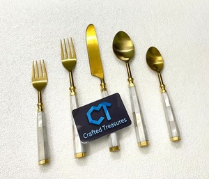 Ensemble de couverts élégant Crafted Treasures, 5 pièces, avec poignées en nacre, finition dorée, passe au lave-vaisselle, ensemble de couverts pour mariage - Product Image 1