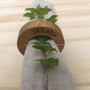 Ronds de serviette en résine brillante avec détails de conception intégrés parfaits pour la décoration de table à manger contemporaine et les décors d'événements élégants. - Product Image 1