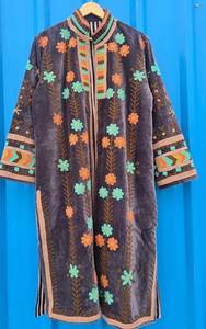 Manteau long en velours gris anthracite fait main sur mesure, style Suzani, avec des motifs floraux turquoise et orange et des formes géométriques - Product Image 4
