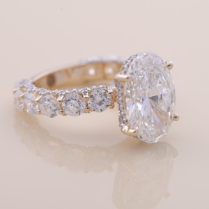 Anillo de Compromiso y Boda Avina Jewels con Diamante Cultivado en Laboratorio de Corte Ovalado Certificado por IGI, Chapado en Oro de 18K con Banda de Diamantes - Product Image 6