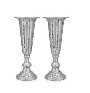 Vase à fleurs en aluminium de grande qualité à prix raisonnable, pièce décorative, accent d'intérieur élégant, design durable et raffiné. - Product Image 1