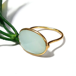 Bague en calcédoine aqua naturelle plaquée or 18 carats |   Pierre précieuse ovale cabochon |   Bague ajustable faite à la main, pour fiançailles ou mariage - Product Image 1