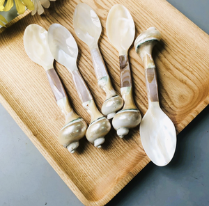 Cuillère artisanale vietnamienne en nacre, fabriquée à partir de coquille d'huître naturelle, pour servir le caviar, les œufs, la crème glacée, les desserts et le café. - Product Image 1