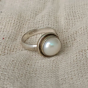 HARI OM CREATIONS แหวนเงินแท้ 925 ประดับมุกธรรมชาติสีขาว ดีไซน์เรียบหรู สำหรับผู้หญิง - Product Image 2