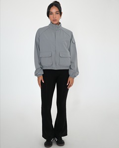 เสื้อแจ็คเก็ตยูทิลิตี้สีเทาแบบมีซิป คอตั้ง แขนยาว ระบายอากาศได้ดี ผลิตจากโพลีเอสเตอร์ทอ เหมาะสำหรับใส่ในฤดูใบไม้ร่วง - Product Image 1