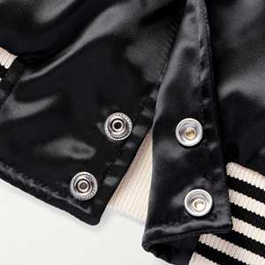 เสื้อแจ็คเก็ตบอมเบอร์ผ้าซาตินแบบสั่งทำ |   ป้ายปักลายวาร์ซิตี้โค้ช |   แฟชั่นสตรีทแวร์ |   ขายส่งจำนวนมาก - Product Image 5