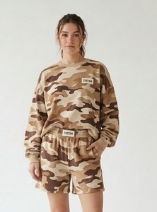 Conjunto de 2 piezas de sudadera y pantalones cortos de camuflaje azul con lunares para mujer, de calidad premium, estilo casual con cuello redondo. - Product Image 4