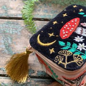 Boîte à bijoux brodée en forme de champignon : Étui de voyage perlé - Product Image 2