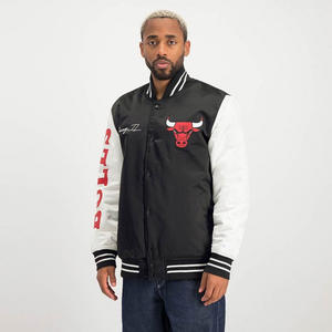 Veste universitaire en satin noir personnalisée pour hommes, veste bomber à manches contrastées blanches, uniforme de baseball en gros - Product Image 2