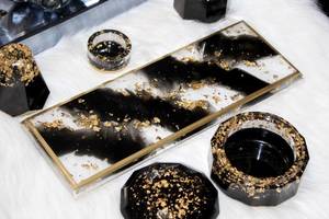 ชุดอุปกรณ์ห้องน้ำเรซิ่นทำมือรักษ์โลก พร้อมถาดสีดำและสีทองลายเพ้นท์มือ ที่วางแปรงและแก้ว - Product Image 6