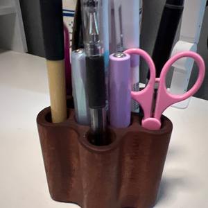 Porte-stylo en bois de qualité supérieure fait à la main, organisateur de bureau classique, design personnalisé pour un espace de travail organisé et soigné, Tradebyd - Product Image 1