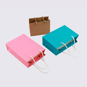 ถุงกระดาษคราฟท์รีไซเคิลรักษ์โลกแบบกำหนดเอง พร้อมเคลือบลามิเนต หูหิ้วสีพื้นทรงสี่เหลี่ยม สำหรับบรรจุภัณฑ์ของขวัญเสื้อผ้าหรูหรา - Product Image 4