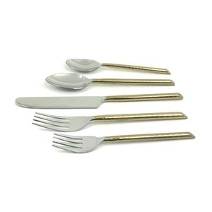 Ensemble de couverts modernes en or, finition mate, manche noir, passe au lave-vaisselle, 5 pièces, vaisselle de mariage, décoration de table personnalisée pour événements - Product Image 3