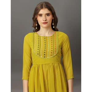 เสื้อทำงานปักลายผ้าจอร์เจียพร้อมชาราร่าสีเหลือง - Product Image 4