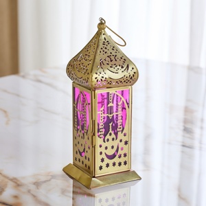 Encantadora Linterna Marroquí de Metal Dorado con Diseño de Luna y Estrella, Portavelas de Cristal Morado para Decoración del Hogar en Ramadán - Product Image 1