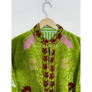 เสื้อแจ็คเก็ตกำมะหยี่สีเขียวมะกอกแบบเย็บลายพร้อมลายปักดอกไม้อุซเบก ซับในผ้าฝ้าย สไตล์โบโฮชิค สำหรับผู้หญิง ใส่ได้ในฤดูใบไม้ผลิ/ฤดูใบไม้ร่วง/ฤดูหนาว - Product Image 4