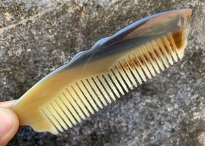 Peine de cuerno natural con dientes largos para el cuidado del cabello y peinado elegante, ideal para el tocador y decoración del hogar, al mejor precio. - Product Image 5