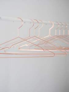 Percha de latón de diseño elegante para la organización de armarios de lujo, habitaciones de hotel y exhibición de prendas en tiendas. - Product Image 5