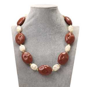 Collier en résine écologique personnalisé jaune - Bijou tendance pour Noël et la Saint-Valentin - Product Image 4