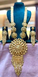 Parure de bijoux vintage plaqué or 24 carats style Dubaï : collier, boucles d'oreilles, bracelets, peignes, broches en cuivre - Product Image 5