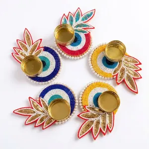 Support de bougie Diya rond fait main avec des perles et un support doré pour les activités religieuses - Product Image 3