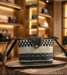 Bolso de Hombro Boho Clásico en Blanco y Negro - Product Image 2