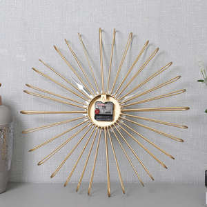 Horloge murale créative en métal qui apporte un équilibre élégant entre robustesse et beauté à votre maison ou votre espace de travail. - Product Image 3