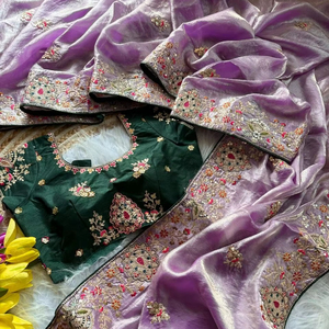 Sari de Seda Fandy de Diseño Premium con Bordado Dorado de Lujo y Blusa en Contraste - Product Image 1