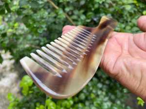 Peigne démêlant artisanal moderne en corne de buffle naturelle, forme naturelle, Uttar Pradesh, pour cadeau de mariage et décoration intérieure - Product Image 5