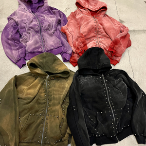 Fournisseur de sweats à capuche avec rivets, sweat à capuche streetwear de haute qualité avec embellissements en rivets, impression et broderie de logo personnalisés disponibles - Product Image 4