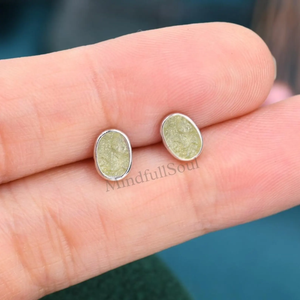 Élégantes boucles d'oreilles clous en verre brut du désert libyen |   Bijoux faits à la main en argent sterling |   Pierre précieuse naturelle authentique en cristal - Product Image 2