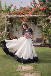 Ensemble Lehenga traditionnel pour femmes du Rajasthan, longueur ras du sol, en soie romaine, avec fleurs de lotus, travail de dentelle Gota et miroir, et haut brodé Kutchi Gamthi - Product Image 1