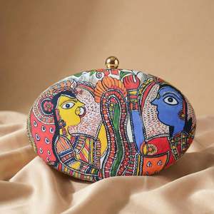 Pochette ovale imprimée Madhubani de qualité supérieure, sac à main ethnique de créateur pour femmes, pour les mariages et les occasions festives - Product Image 1