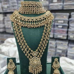 สร้อยคอทองชุบแบบดั้งเดิมประดับเพชรซิร์คอน ดีไซน์ระฆัง สำหรับงานแต่งงานของผู้หญิง ยี่ห้อ DHANLAXMI - Product Image 1