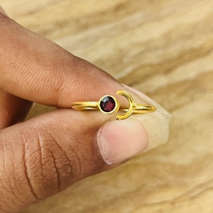 Anillo de Granate Minimalista con Banda Celestial, Anillos Boho de Latón para Mujer, Chapado en Oro de 18k, Joyería Fina con Diseño de Luna, Venta al por Mayor/OEM - Product Image 6