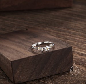 Bague en argent sterling plaqué or 14 carats, taille ajustable, motif fleur de mignonette, luxe, délicate et raffinée - Product Image 5