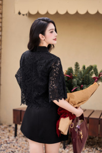 Blusa de Encaje Floral Negra para Mujer, 100% Poliéster, con Detalle de Lazo, Cuello con Muescas, Media Manga, Dobladillo Festoneado, Estilo Femenino CARTER - Product Image 3