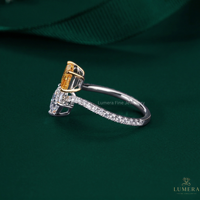 Anillo de compromiso Toi et Moi de oro blanco con diamantes de corte princesa y almohada en amarillo y blanco, banda cruzada de lujo.