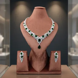 Ensemble collier ras-de-cou et boucles d'oreilles pendantes élégants en laiton avec zircon, strass et cristal, bijoux de mariage plaqué rhodium, vente en gros - Product Image 1