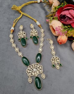 Collar y pendientes de boda nupcial indio hechos a mano con colgante ovalado chapado en oro antiguo vintage, piedra Kundan Polki y conjunto Maang Tikka. - Product Image 1