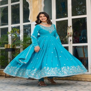 Tenue Anarkali en soie américaine de créateur VASTRA COTTAGE avec travail de broderie et de sequins, pantalon élastique et dupatta assorti, robe élégante - Product Image 3